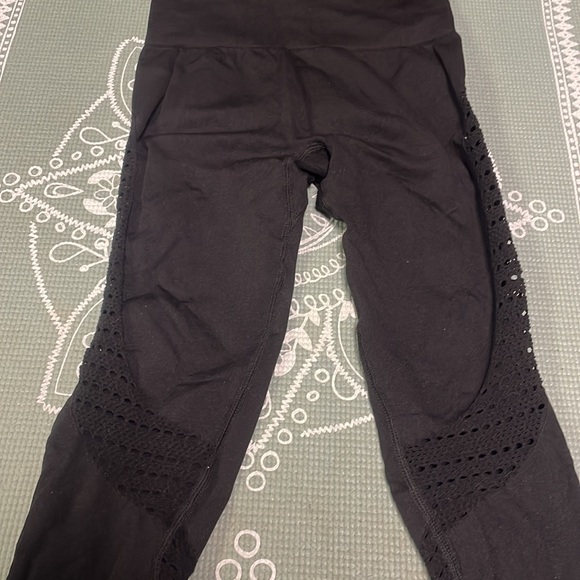 Violate the Dress Code SYNERGY BLACK SEAMLESS LEGGINGS - Picture 4 of 5